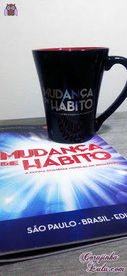 Caneca que compramos na lojinha oficial mudança de hábito musical coleção canecas | ©CorujinhaLulu.com