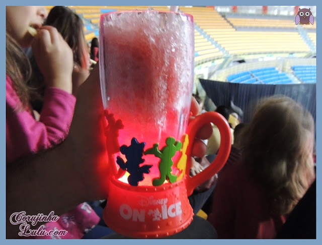 Coleção de canecas copos copão copo caneca disney on ice tesouros disney luminosa luminoso pisca luz | ©CorujinhaLulu.com